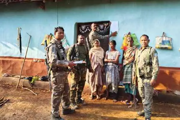 माओवादी एरिया कमांडर सलूका के घर पुलिस ने चिपकाया इश्तेहार