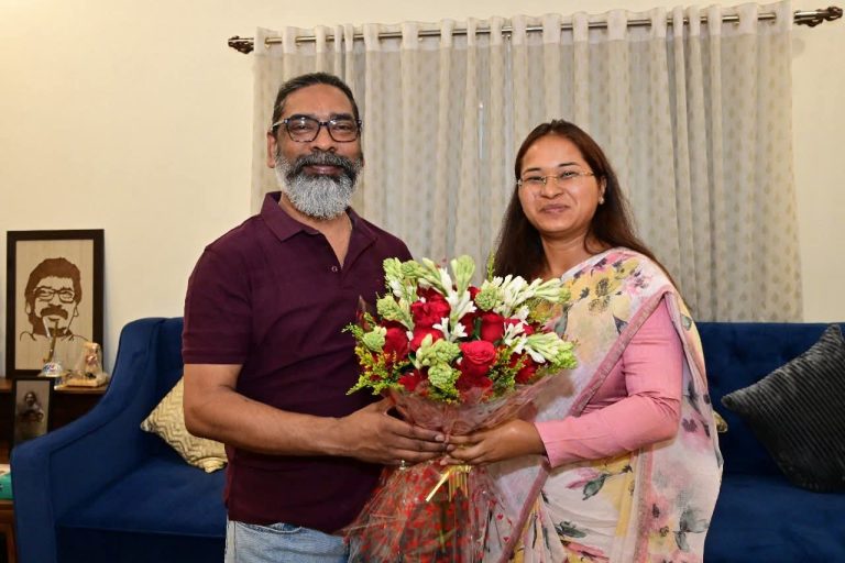 राज्य के मुख्यमंत्री हेमंत सोरेन से आज उनके आवास पर कृषि मंत्री शिल्पी नेहा तिर्की ने मुलाकात की।