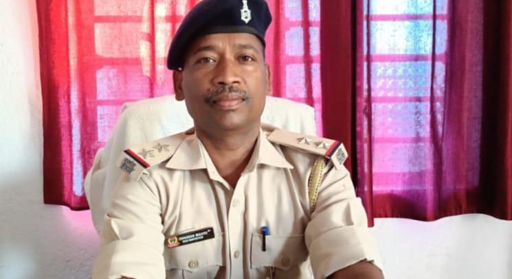 तेनुघाट ओपी प्रभारी के पद पर छटन महतो ने योगदान दिया। वहीं तेनुघाट ओपी प्रभारी अजीत कुमार का तबादला चास थाना में किया गया है।