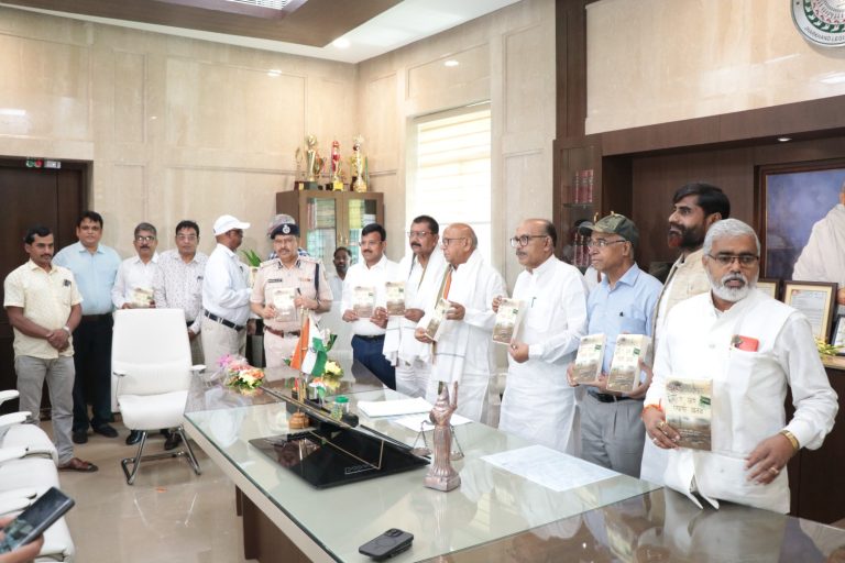  “ऐ मेरे प्यासे वतन” का लोकार्पण अपने कार्यालय कक्ष झारखंड विधानसभा में किया।