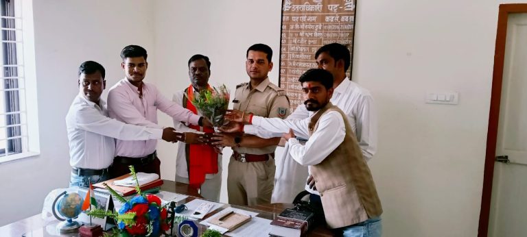 बराई पंचायत के ग्रामीणों ने किया थाना प्रभारी से मुलाकात, 