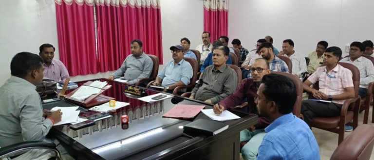 अनुमंडल कार्यालय तेनुघाट में अनुमंडल पदाधिकारी मुकेश मछुवा के अध्यक्षता में भू राजस्व एवं आधारभूत संरक्षण को लेकर बैठक