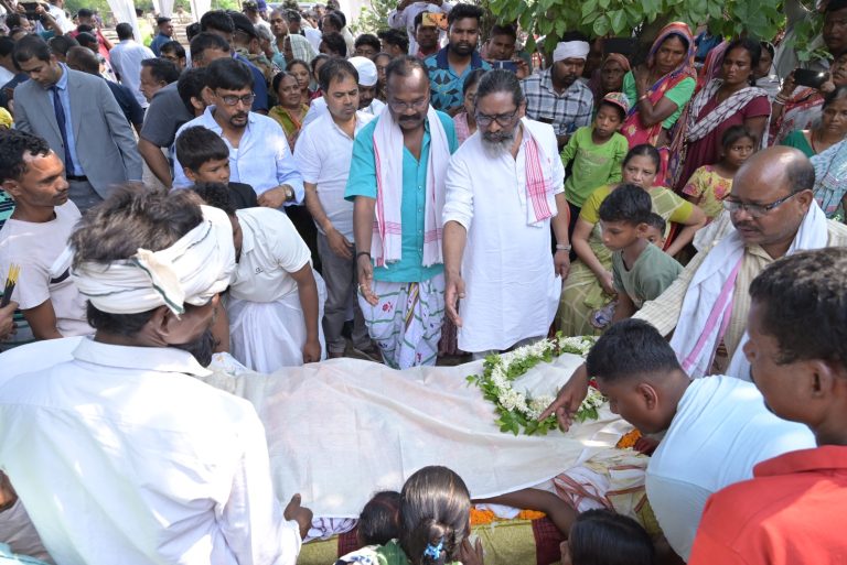 मुख्यमंत्री हेमन्त सोरेन, झारखंड आंदोलनकारी कपूर कुमार टुडू जी के निधन पर उनके पैतृक आवास पहुंचे, दिवंगत के पार्थिव शरीर पर माल्यार्पण कर दी भावभीनी श्रद्धांजलि