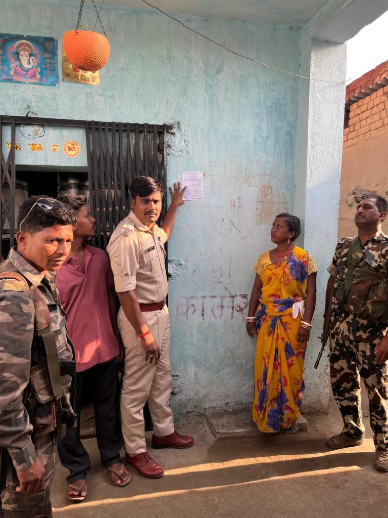 टंडवा पुलिस व लावालौंग पुलिस ने संयुक्त रूप से चिपकाया इश्तिहार।