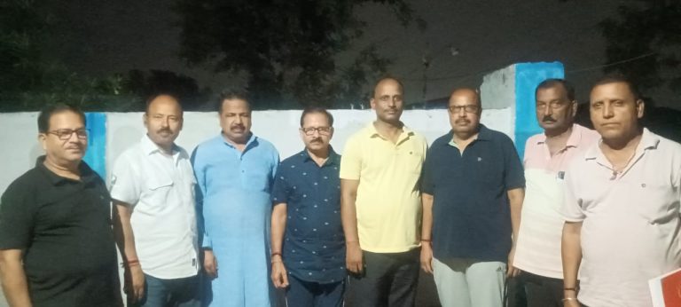 तेनुघाट स्थित श्रीश्री चित्रगुप्त पूजा समिति आई टाइप के सदस्यों द्वारा तेनुघाट गोल्डेन जुबली मैदान में हुई बैठक