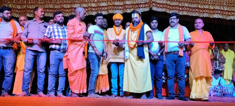 गाड़ीलौंग में 9 दिवसीय महायज्ञ में नारायणी तिवारी का प्रवचन होने के बाद प्रत्येक दिन राश्लिला कार्यक्रम आयोजित
