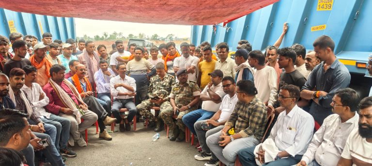 28 घंटे तक सड़क में परिजनों द्वारा शवों को रखकर समुचित मुआवजा के लिये मशक्कत करना पड़ा। 