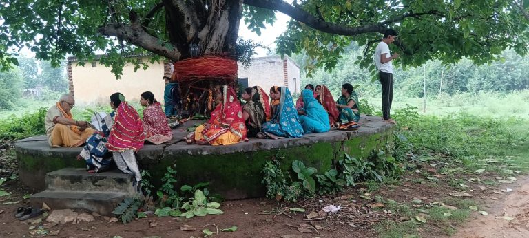 पति की लंबी उम्र के लिए सुहागिन महिलाओं ने किया वट सावित्री व्रत 