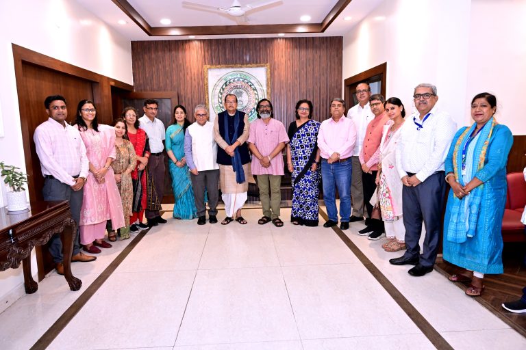 मुख्यमंत्री श्री हेमन्त सोरेन से झारखंड दौरे पर पहुंची 16वें वित्त आयोग के सदस्यों ने की मुलाकात।