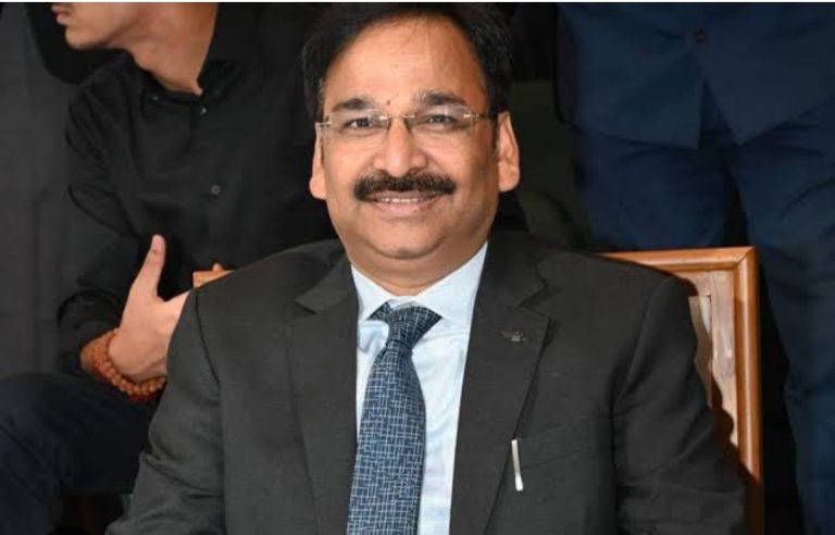 BIG BREAKING : झारखंड के सीनियर IAS अधिकारी विनय चौबे हिरासत में