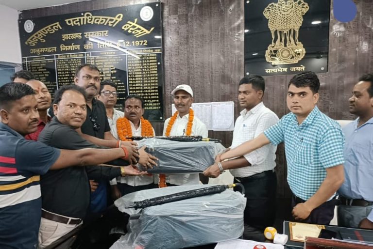 अनुमंडल कार्यालय तेनुघाट में कार्यरत दो कर्मचारी अनुसेवक पद से देवराज पासवान एवं कुलेश्वर रविदास सेवा निवृत्त हुए।