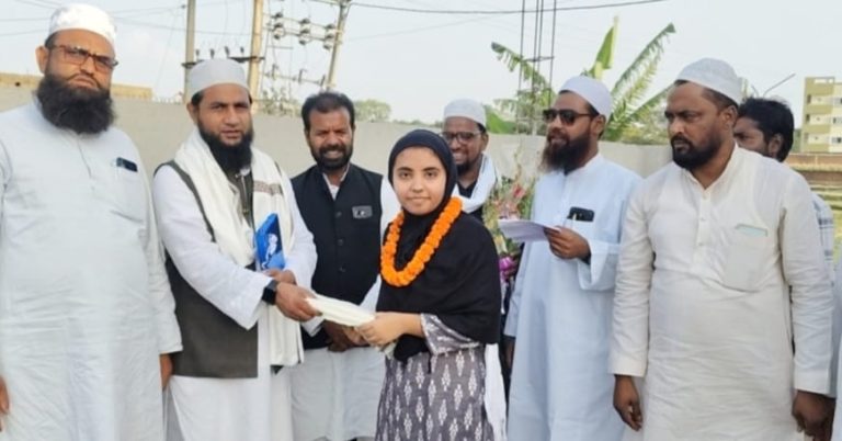 मौलाना अब्दुल्लाह सालीम चतुर्वेदी के हाथों मैट्रिक व इंटर के टॉपर्स छात्र हुए सम्मानित 