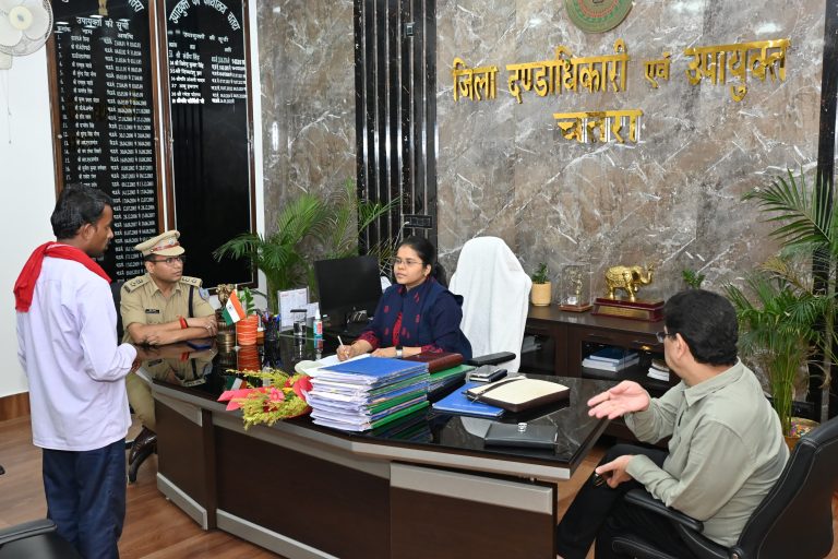 उपायुक्त कीर्तिश्री जी ने जनता दरबार के माध्यम से आमजनों की समस्याएं सुनी