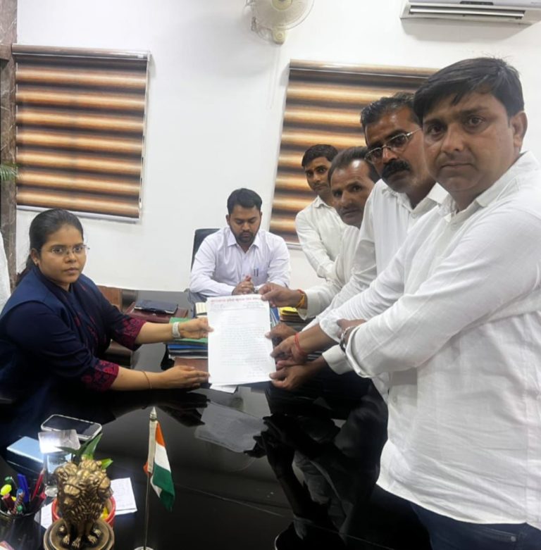चतरा – मंगलवार को कृषक मित्र महासंघ के प्रतिनिधिमंडल ने उपायुक्त को ज्ञापन सौंपा।