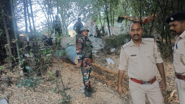 मयूरहंड में अवैध महुआ शराब भट्ठियों पर पुलिस की बड़ी कार्रवाई, सोकी नदी किनारे भट्ठियां नष्ट