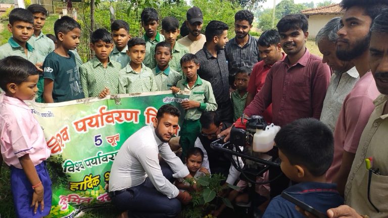 हेसातु में पर्यावरण दिवस के शुभ अवसर पर उत्क्रमित उच्च विद्यालय हेसातु द्वारा पौधारोपण किया गया।