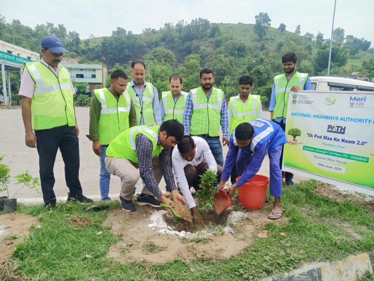 पार्यावरण गलोबल वारंमीग के बचाव को लेकर पौधा रोपण किया गया।