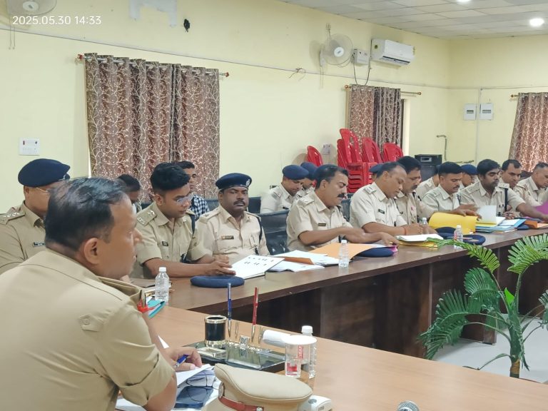 चतरा पुलिस अधीक्षक की अध्यक्षता में बैठक, अवैध अफीम कारोबार और नक्सल गतिविधियों पर कड़े निर्देश।