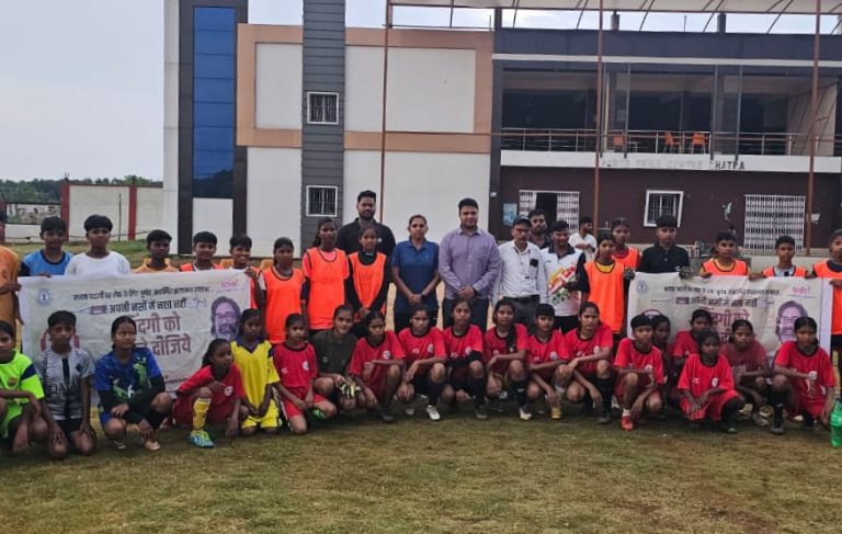 चतरा में नशा मुक्ति अभियान के तहत फुटबॉल मैच और खेल गतिविधियों का आयोजन 