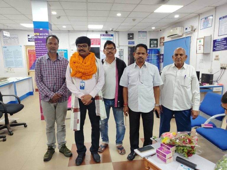 भारतीय स्टेट बैंक बोकारो थर्मल शाखा के शाखा प्रबंधक सुभाष प्रसाद के स्थानांतरण के उपरांत उनके सम्मान में विदाई समारोह आयोजित 
