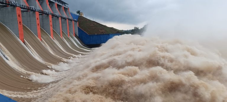 तेनुघाट (बोकारो) — तेनुघाट डैम का आठ फाटक खुला हुआ है। वहीं लगातार बारिस होने के कारण दामोदर नदी का जलस्तर लगातार बढ़ा रहा है।