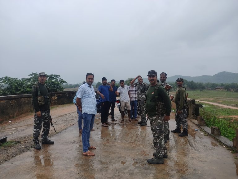 बटाने डैम के जलस्तर बढ़ने से आस पास के लोगो क़ो थाना प्रभारी ने किया अलर्ट 