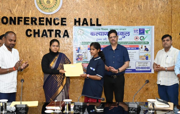उपायुक्त ने प्रशिक्षुओं को सौंपा नियुक्ति पत्र,जिले के 23 बेटियों को मिला नया उड़ान – बेंगलुरु में जॉब ज्वाइन करने को तैयार
