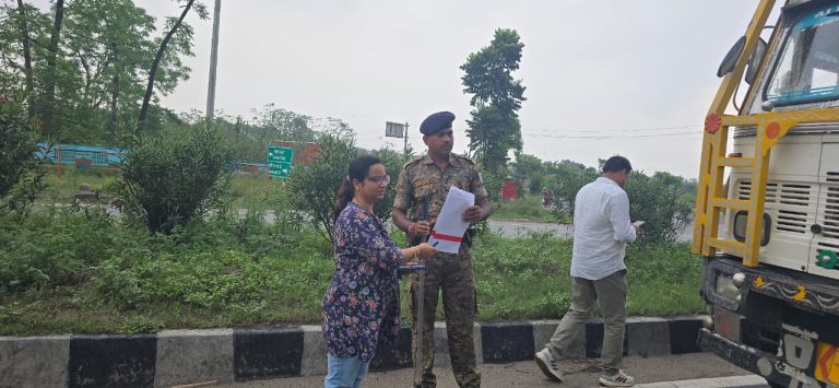 वाहन जांच अभियान चलाकर डीटीओ ने वसूला 02 लाख रुपए का जुर्माना।