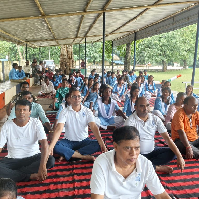 अंतरराष्ट्रीय योग दिवस पर डीवीसी कोनार में योग शिविर:
