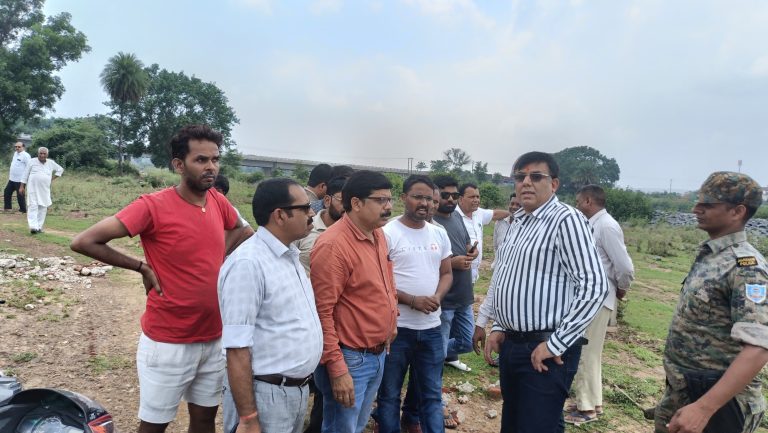 विधायक ने बाढ पीड़ित परिवार से की मुलाकात, डीसी से मुआवजा मांगा 