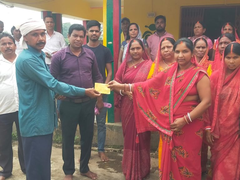 शिव शिष्या महिला मंडली ने दुर्गा मंडप जीर्णोद्धार को दिए 20280 रुपए