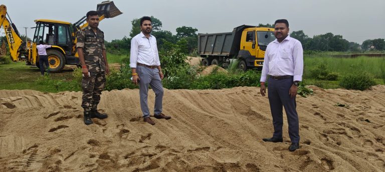 बंद खदान क्षेत्र से अवैध रूप से भंडारित लगभग 16,000 घनफीट बालू जब्त।