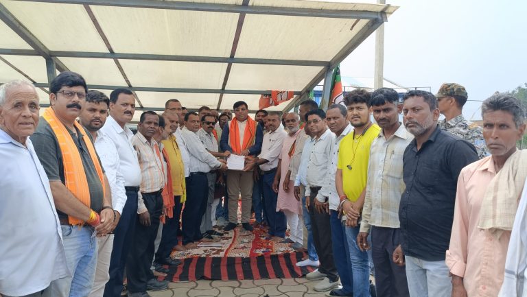 भाजपा का आक्रोश पूर्ण धरना प्रदर्शन प्रखंड सह अंचल कार्यालय में संपन्न हुआ।