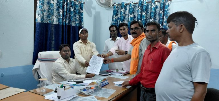 नावाडीह प्रखंड कार्यालय में भाजपा का एक दिवसीय आक्रोश-प्रदर्शन  