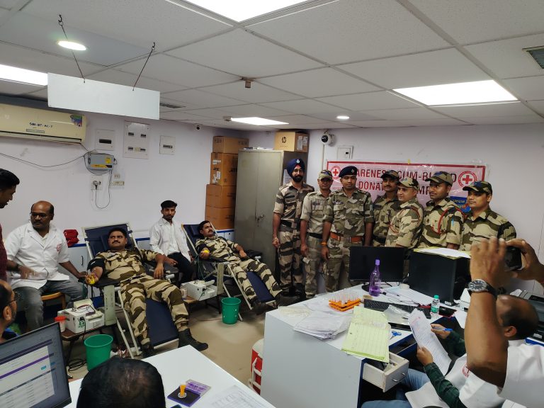 सीआईएसएफ बल सदस्यों ने रक्तदान कर दिखाई मानवता की मिसाल l 