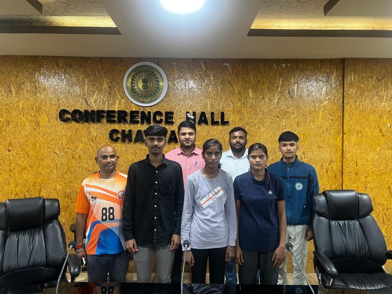 चतरा अंडर-18 नेशनल कबड्डी प्रतियोगिता के लिए खिलाड़ियों को हरी झंडी दिखाकर रवाना किया गया।