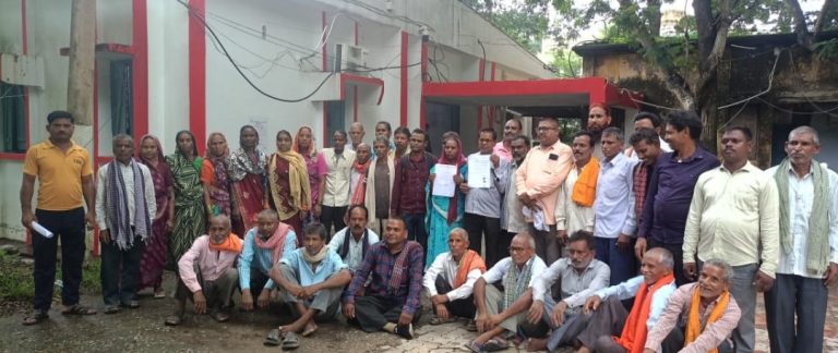 स्वांग वाशरी स्लरी मजदूरों ने अनुमंडल पदाधिकारी के नाम मजदुर नेता मुमताज आलम के नेतृत्व में ज्ञापन सौंपा।