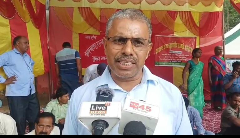 चतरा झारखंड राज्य चतुर्थवर्गीय कर्मचारी संघ ने समाहरणालय के समक्ष किया एकदिवसीय धरना।