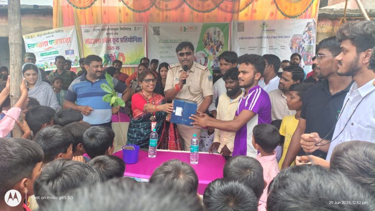 बोकारो पुलिस एव सुनीता सिंह ने खिलाड़ियों में बांटे फुटबॉल और वॉलीबॉल, विश्वास बढ़ाने की पहल