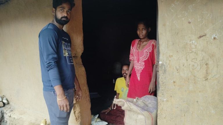 जिला प्रशासन ने जोसेफ को उपलब्ध कराया खाद्यान्न।