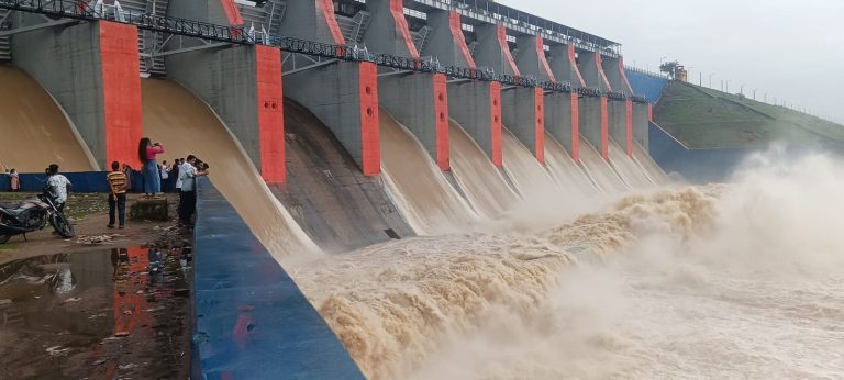 तेनुघाट डैम का सोमवार को नौ रेडियल गेट और दो अंडर स्लाइस गेट खोला गया।
