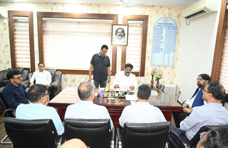 झारखंड सरकार के मंत्री योगेंद्र प्रसाद ने रांची स्थित नेपाल हाउस में इंटरनेशनल स्पिरिट्स एंड वाइंस एसोसिएशन ऑफ इंडिया (ISWAI) के सदस्यों के साथ एक महत्वपूर्ण बैठक की।