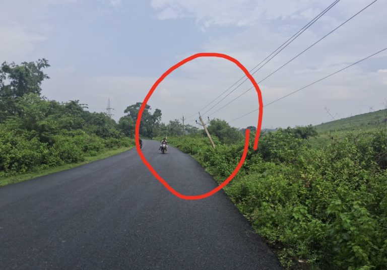 तेनुघाट-गोमिया मुख्य मार्ग पर खतरे की घंटी: बिजली पोल गिरने के कगार पर, कभी भी हो सकता है बड़ा हादसा।