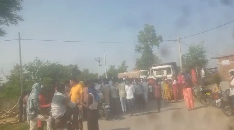 हाइवा ने बाइक सवार क़ो रौंदा मौके पर ही दर्दनाक मौत, रोड जाम 