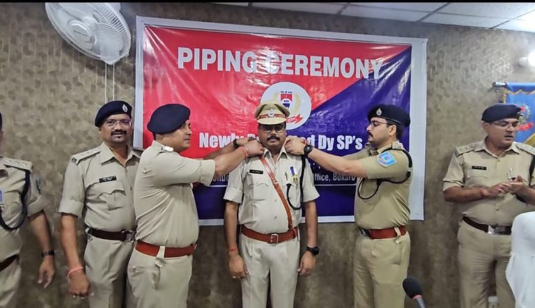 पुलिस निरीक्षक से पुलिस उपाधीक्षक की कोटि में प्रोन्नत, एसपी ने दी शुभकामनाएं।