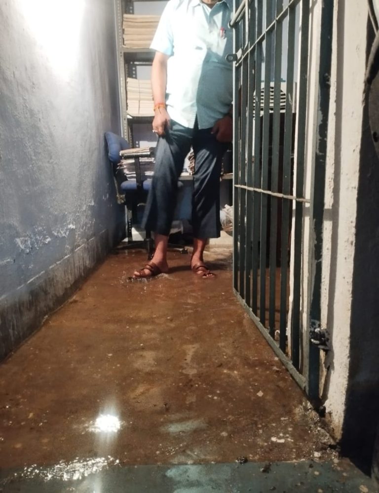 तेनुघाट उप कोषागार कार्यालय इन दिनों तालाब में तब्दील होता दिखाई दे रहा है।