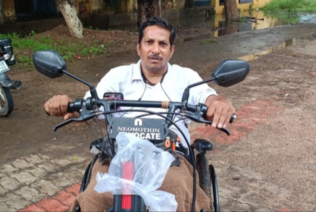 दिव्यांग अधिवक्ता राकेश कुमार ने बेरमो SDM को सैकड़ों अधिवक्ताओं का हस्ताक्षर युक्त मांग पत्र सौपा।