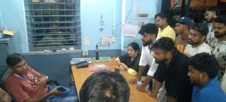 जिप सदस्य के नेतृत्व में राजा बाजार के ग्रामीणों ने सबस्टेशन का घेराव किया।