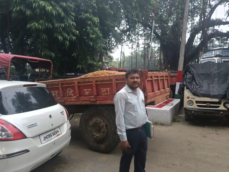 अवैध बालू खनन पर खनन विभाग ने की कार्रवाई, एक ट्रैक्टर जब्त।