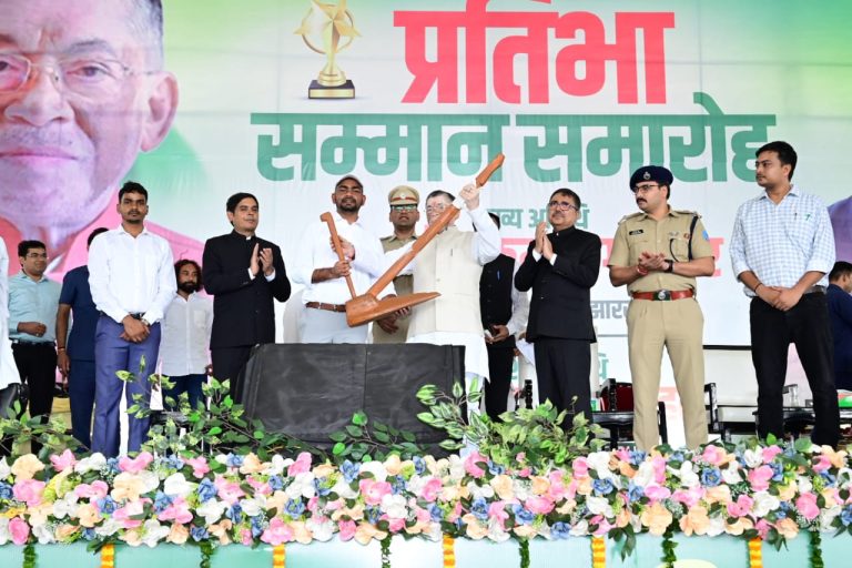प्रतिभा सम्मान समारोह में पहुंचे माननीय राज्यपाल, शिक्षा और सामाजिक चेतना के माध्यम से समाज में परिवर्तन की अलख जगाया जयराम महतो।